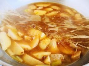 芋艿滚沸后加入红薯粉，焖煮至成熟即可