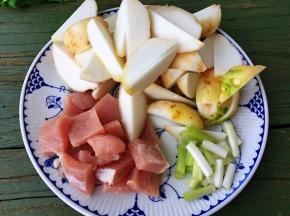 将食材改刀，里脊肉切两厘米见方的厚块，芋艿切八块，香葱切寸段