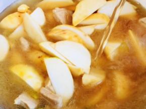 加入足量的水，红薯粉吸水性强