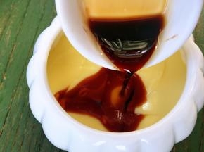 将麻油、生抽调和均匀，淋在水蛋盅内