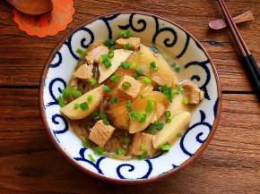 出锅，撒上香葱碎，葱碎很提味，入口有一股清爽的味道