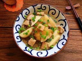 出锅，撒上香葱碎，葱碎很提味，入口有一股清爽的味道