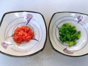 将水果胡萝卜擦成茸，香葱叶切小碎段备用