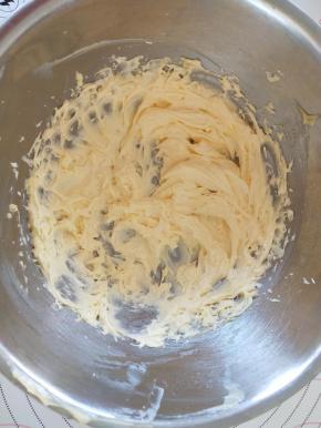 黄油软化，黄油，盐加糖粉混合。打蛋器打发到羽毛状，