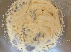 黄油软化，黄油，盐加糖粉混合。打蛋器打发到羽毛状，