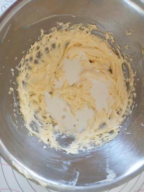 分次加入淡奶油打发
      