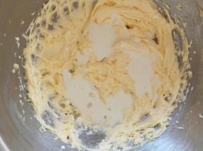 分次加入淡奶油打发
      