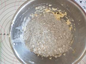 加入过筛的低粉，芝士粉，黑芝麻粉拌匀。