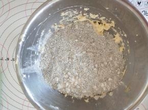 加入过筛的低粉，芝士粉，黑芝麻粉拌匀。