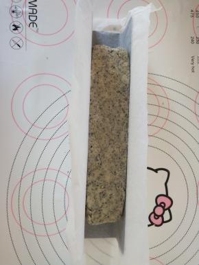 面团放入饼干整形器中整形，放入冰箱冷藏定型。也可以冷冻，但是不要冻的太硬。