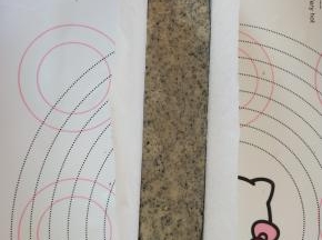 面团放入饼干整形器中整形，放入冰箱冷藏定型。也可以冷冻，但是不要冻的太硬。