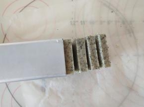 然后切成约0.8厘米厚的片。