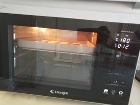 烤箱中层180度，12到15分钟。边缘上色即可。时间长短根据饼干薄厚来决定。