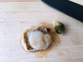 扇贝肉用刀去掉黑色肚子的部分，这块口感不好腥气重