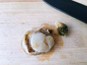 扇贝肉用刀去掉黑色肚子的部分，这块口感不好腥气重