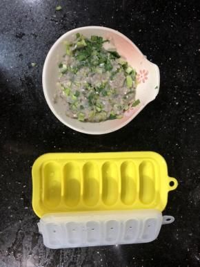 准备好做肉肠的天焙模具，把拌好的小棠菜鱼肉入模
