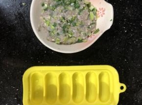 准备好做肉肠的天焙模具，把拌好的小棠菜鱼肉入模
