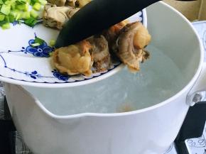 清水入锅，煮沸后加入小海鲜