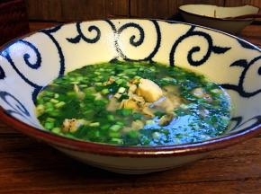 简单的几步，一碗汤鲜味美的海鲜韭菜汤就做好了，香油起到了去腥提香的作用，很关键哦！