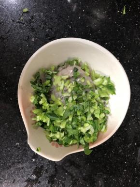 与鱼肉混合。市场出售的鱼肉通常都是已经放盐的，所以直接拌入青菜即可，小孩子要低盐哦。