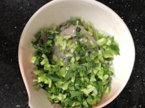 与鱼肉混合。市场出售的鱼肉通常都是已经放盐的，所以直接拌入青菜即可，小孩子要低盐哦。