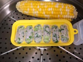 鱼肉很容易熟，小棠菜还是翠绿的。