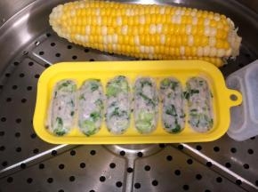 鱼肉很容易熟，小棠菜还是翠绿的。