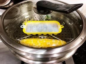 大火蒸十分钟即可。玉米一起蒸熟。