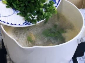 再次煮沸加入韭菜