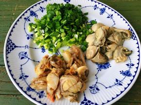 所用食材，扇贝肉、牡蛎肉中间切一刀，韭菜切成小碎段