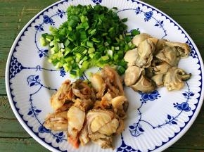所用食材，扇贝肉、牡蛎肉中间切一刀，韭菜切成小碎段