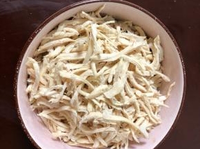 撕成小条备用。