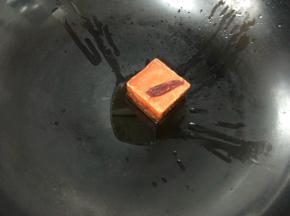 锅里放入一勺油，把火锅底料放入锅中炒至融化。