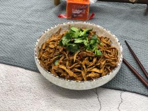 装盘放一点香菜点缀。