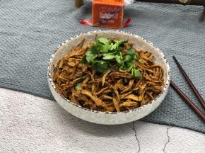 装盘放一点香菜点缀。