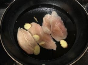 锅里放入半锅水，没过鸡胸，放水姜片，倒入少许料酒，大火煮开后再煮3分钟左右就可以了！