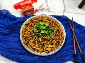 也可以加入黄瓜丝和芝麻，那样味道会更好。