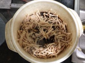 煮好的火锅底料倒入鸡丝中。