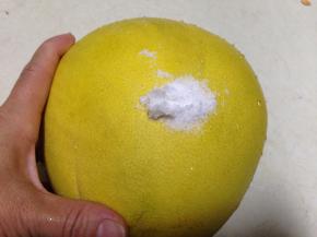 柚子先用盐和一点的水搓洗表面3-4遍去掉表面的蜡质后用水洗净