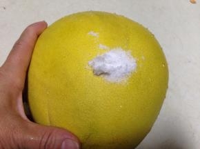 柚子先用盐和一点的水搓洗表面3-4遍去掉表面的蜡质后用水洗净
