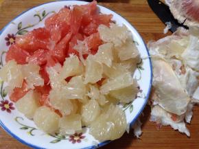 去掉里面的白皮剥出果肉