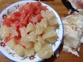 去掉里面的白皮剥出果肉