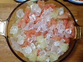 把果肉放入盆中加入冰糖拌匀腌制2小时