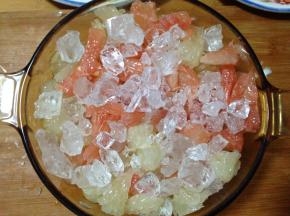 把果肉放入盆中加入冰糖拌匀腌制2小时
