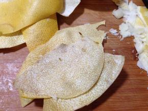 用刀贴着柚子皮去掉里面的白瓤