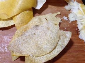 用刀贴着柚子皮去掉里面的白瓤