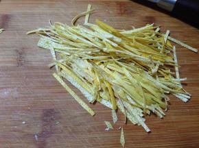 切成细丝（我用了一个柚子的皮）