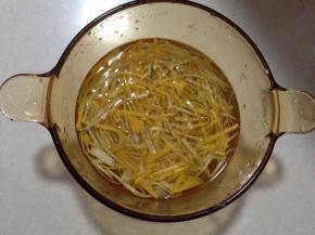 用淡盐水浸泡1小时，中途换2-3次清水