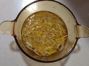 用淡盐水浸泡1小时，中途换2-3次清水