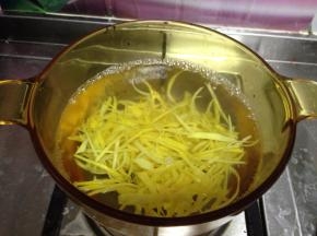 锅内加水和少许盐烧开，把柚子皮丝倒入开水中焯一下，大约1分钟捞出控水